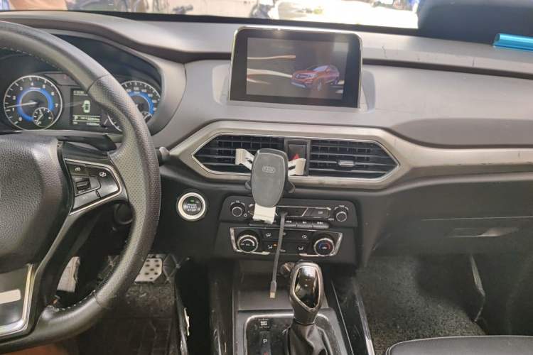Used Dongfeng Fengon S560 2018 1.8L CVT Smart Connect 7-Seater Audio And AC Panel