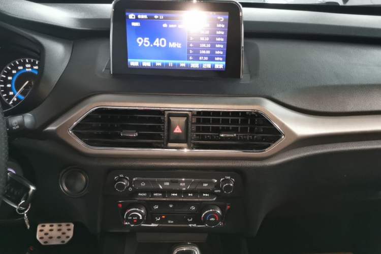 Used Dongfeng Fengon S560 2018 1.8L CVT Elite Model 7 Seats Audio And AC Panel