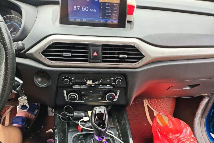Used Dongfeng Fengon S560 2018 1.8L CVT Elite Model 7 Seats Audio And AC Panel