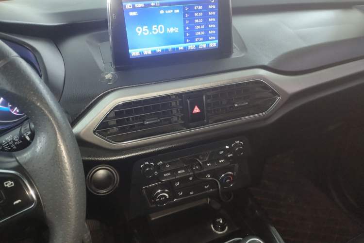 Used Dongfeng Fengon S560 2018 1.8L Manual Comfort 5-Seater China V Standard Audio And AC Panel