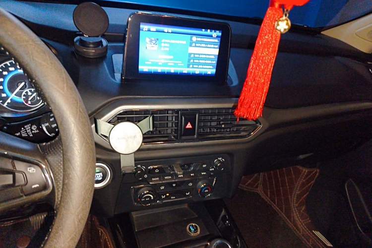 Used Dongfeng Fengon S560 2018 1.8L Manual Luxury 7-Seater Audio And AC Panel