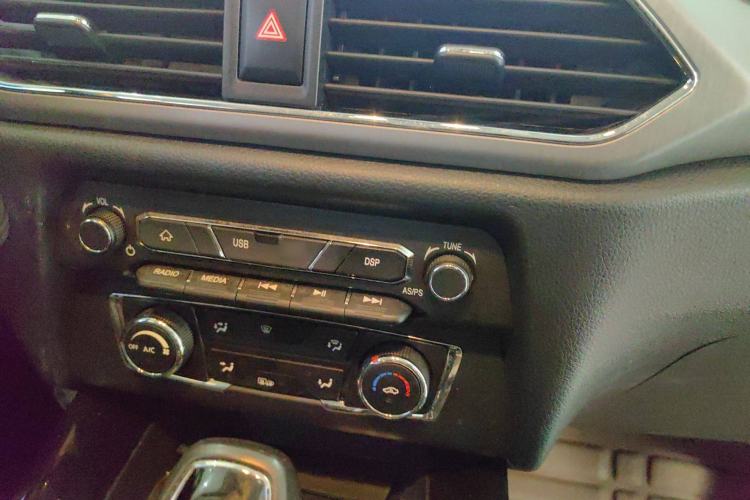 Used Dongfeng Fengon S560 2018 1.8L CVT Elite Model 7 Seats Audio And AC Panel
