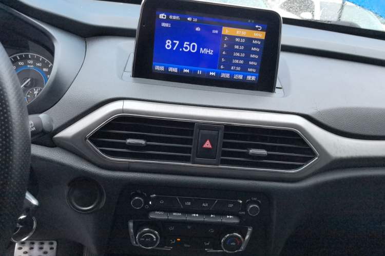 Used Dongfeng Fengon S560 2018 1.8L CVT Elite Model 7 Seats Audio And AC Panel