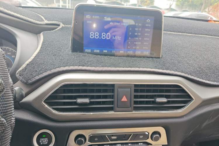 Used Dongfeng Fengon S560 2018 1.8L CVT Smart Connect 7-Seater Audio And AC Panel
