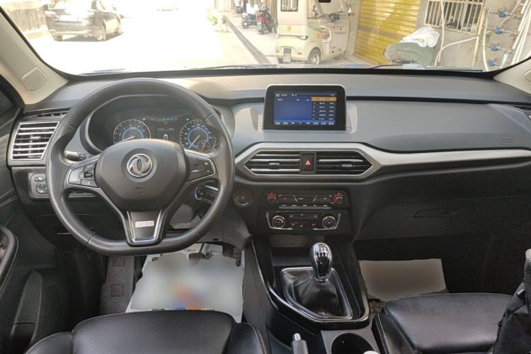 Used Dongfeng Fengon S560 2018 1.8L Manual Comfort 7-Seater Center Console