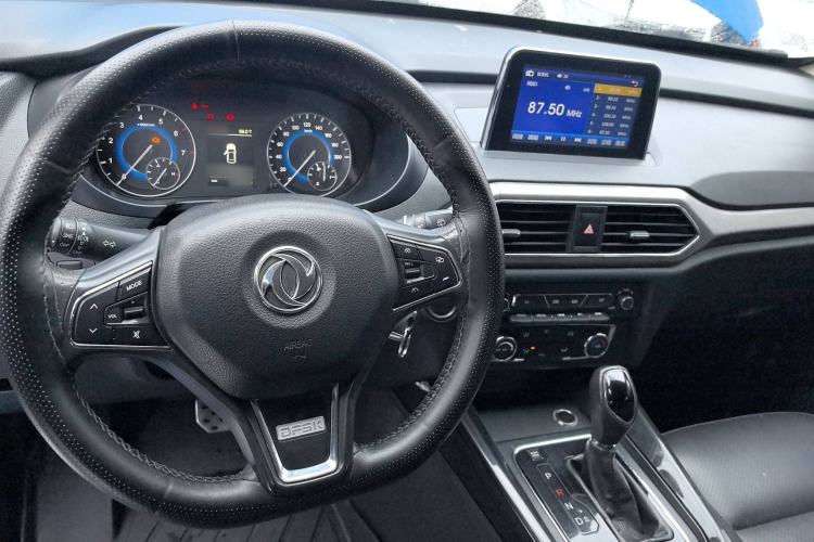Used Dongfeng Fengon S560 2018 1.8L CVT Elite Model 7 Seats Center Console