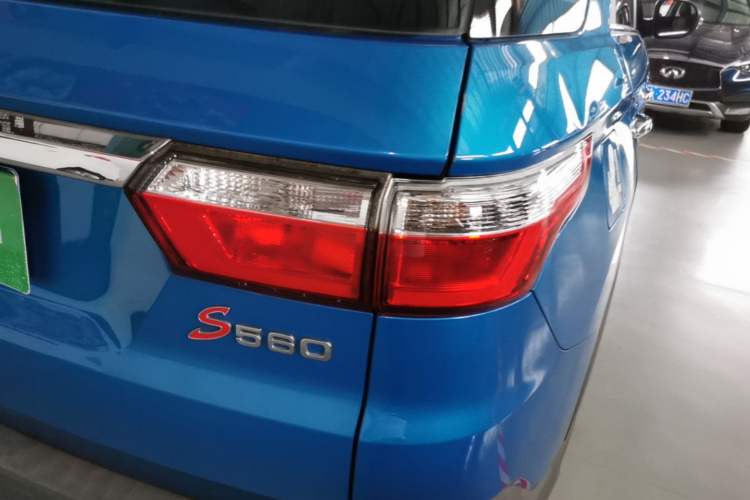 Used Dongfeng Fengon S560 2018 1.8L CVT Elite Model 7 Seats Exterior 3