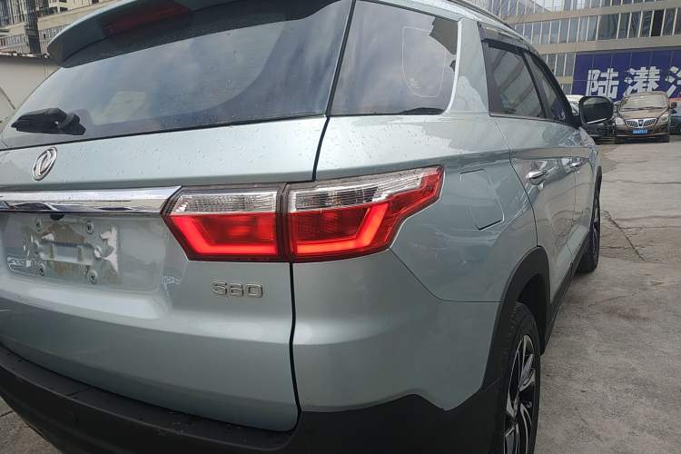 Used Dongfeng Fengon S560 2018 1.8L Manual Luxury 7-Seater Exterior 3