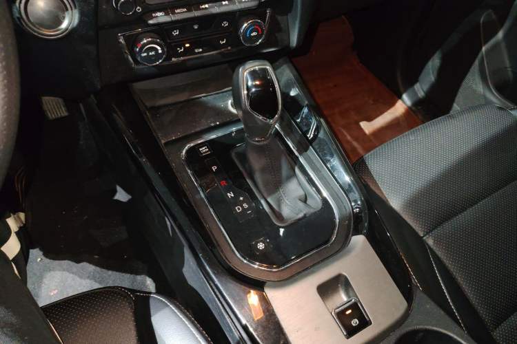 Used Dongfeng Fengon S560 2018 1.8L CVT Elite Model 7 Seats Gear Lever