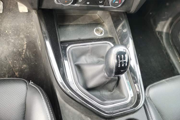 Used Dongfeng Fengon S560 2018 1.8L Manual Comfort 7-Seater Gear Lever