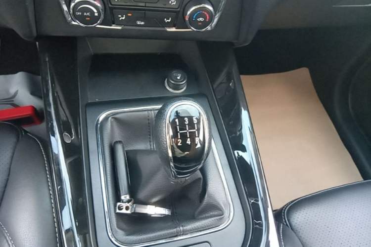 Used Dongfeng Fengon S560 2018 1.8L Manual Luxury 7-Seater Gear Lever