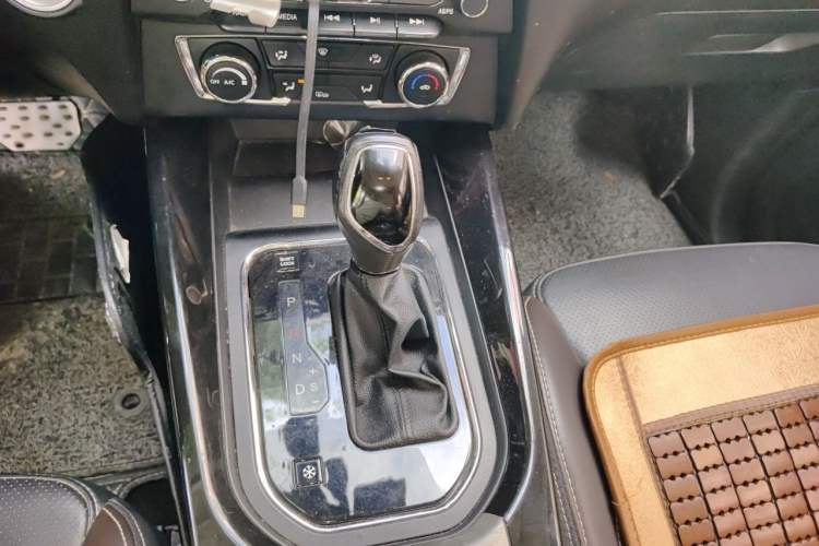 Used Dongfeng Fengon S560 2018 1.8L CVT Smart Connect 7-Seater Gear Lever