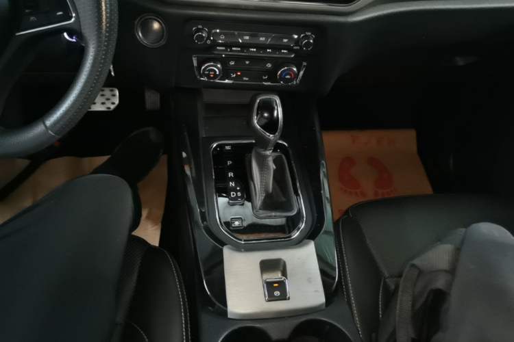Used Dongfeng Fengon S560 2018 1.8L CVT Elite Model 7 Seats Gear Lever