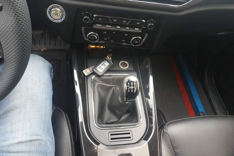 Used Dongfeng Fengon S560 2018 1.8L Manual Luxury 7-Seater Gear Lever