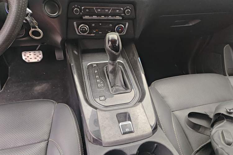Used Dongfeng Fengon S560 2018 1.8L CVT Elite Model 7 Seats Gear Lever