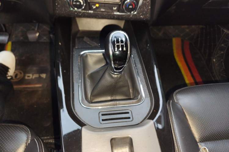 Used Dongfeng Fengon S560 2018 1.8L Manual Luxury 7-Seater Gear Lever