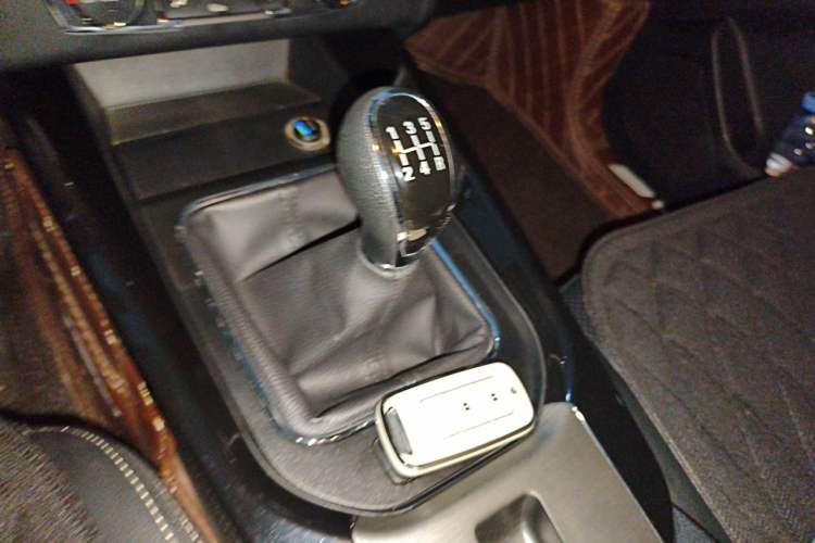 Used Dongfeng Fengon S560 2018 1.8L Manual Luxury 7-Seater Gear Lever