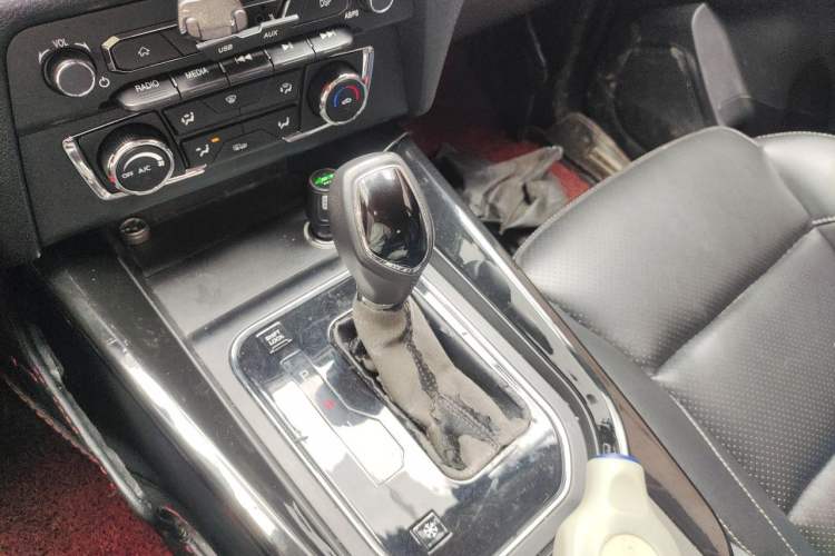 Used Dongfeng Fengon S560 2018 1.8L CVT Elite Model 7 Seats Gear Lever
