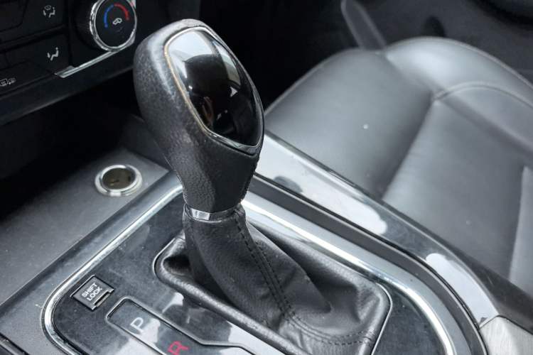 Used Dongfeng Fengon S560 2018 1.8L CVT Elite Model 7 Seats Gear Lever