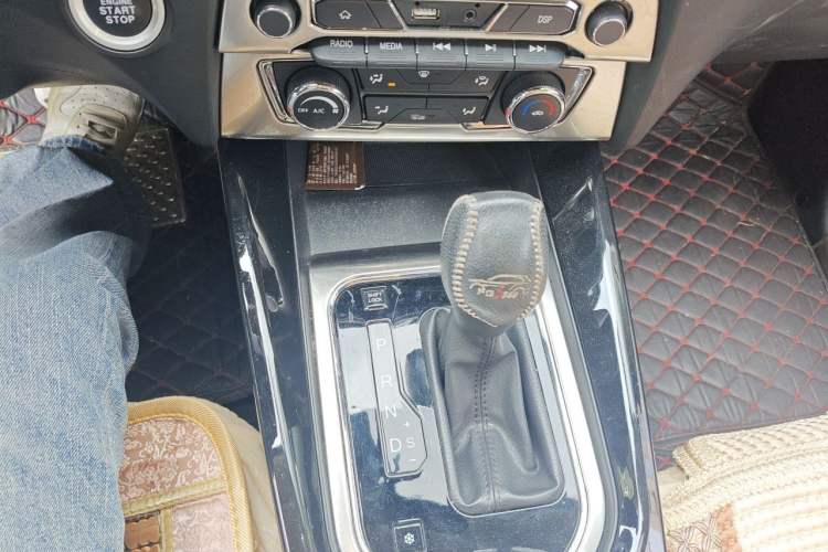 Used Dongfeng Fengon S560 2018 1.8L CVT Smart Connect 7-Seater Gear Lever