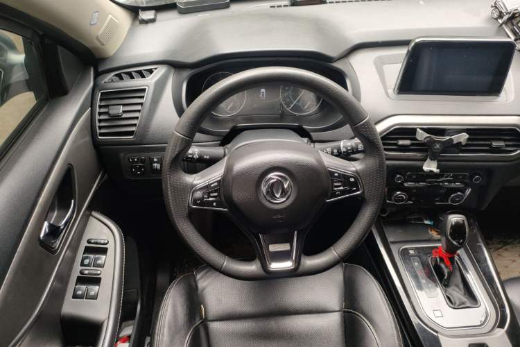 Used Dongfeng Fengon S560 2018 1.8L CVT Elite Model 7 Seats Steering Wheel
