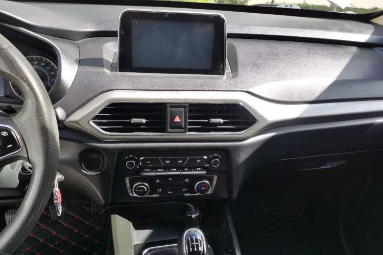 Used Dongfeng Fengon S560 2018 1.8L Manual Urban Model 7 Seats Audio And AC Panel