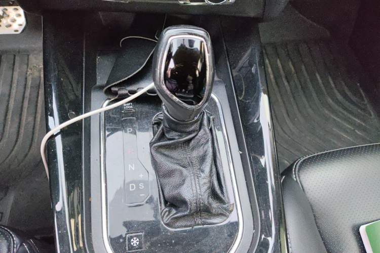 Used Dongfeng Fengon S560 2018 1.8L CVT Elite Model 7 Seats Gear Lever