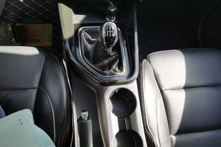 Used Dongfeng Fengon S560 2018 1.8L Manual Urban Model 7 Seats Gear Lever
