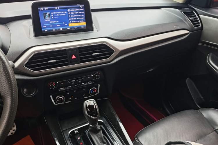 Used Dongfeng Fengon S560 2018 1.8L CVT Elite Model 7 Seats Audio And AC Panel