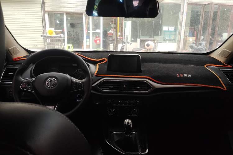 Used Dongfeng Fengon S560 2018 1.8L Manual Comfort 7-Seater Center Console