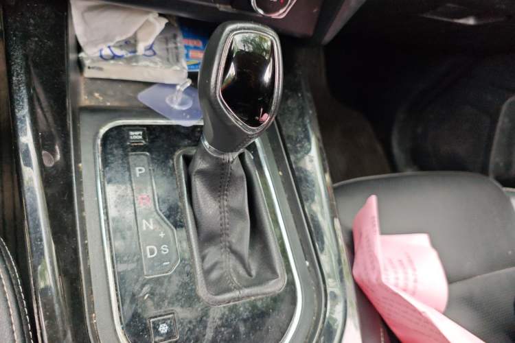 Used Dongfeng Fengon S560 2018 1.8L CVT Elite Model 7 Seats Gear Lever