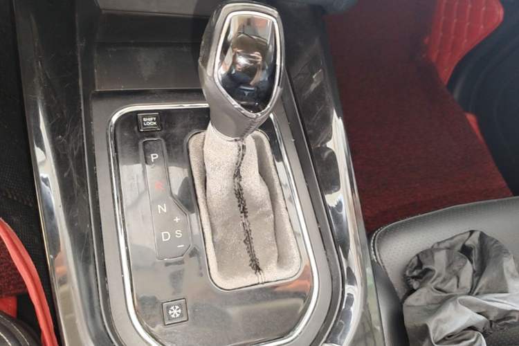 Used Dongfeng Fengon S560 2018 1.8L CVT Elite Model 7 Seats Gear Lever