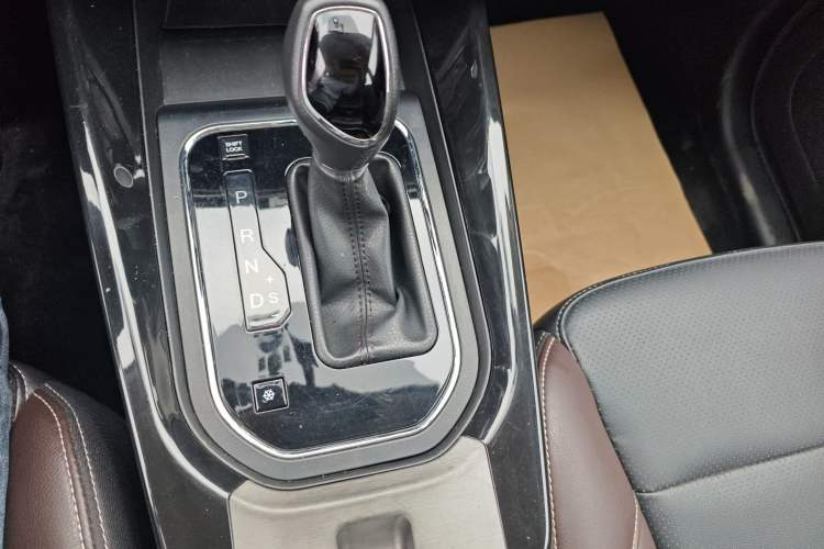 Used Dongfeng Fengon S560 2018 1.8L CVT Smart Connect 7-Seater Gear Lever