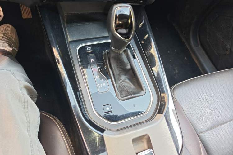 Used Dongfeng Fengon S560 2018 1.8L CVT Comfort Model 7 Seats Gear Lever