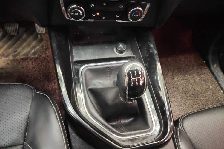 Used Dongfeng Fengon S560 2018 1.8L Manual Comfort 7-Seater Gear Lever