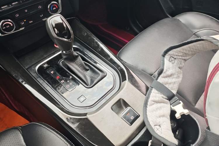 Used Dongfeng Fengon S560 2018 1.8L CVT Elite Model 7 Seats Gear Lever