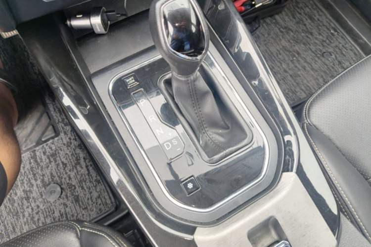 Used Dongfeng Fengon S560 2018 1.8L CVT Elite Model 7 Seats Gear Lever