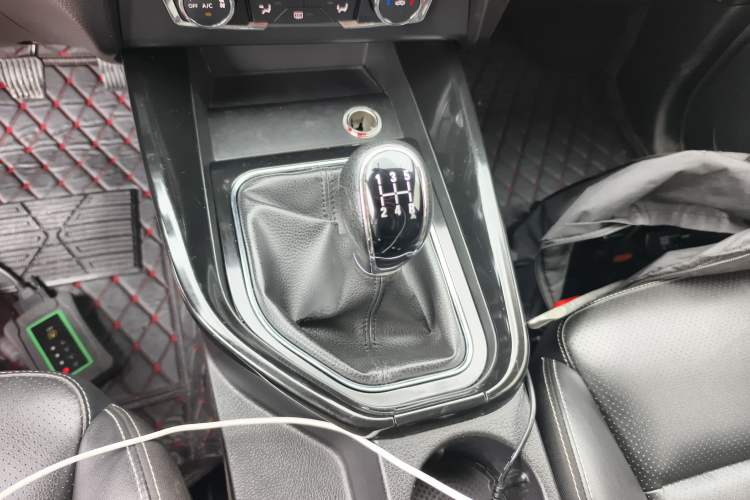 Used Dongfeng Fengon S560 2018 1.8L Manual Comfort 7-Seater Gear Lever
