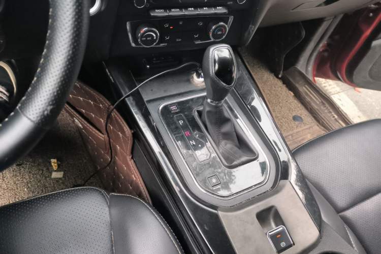 Used Dongfeng Fengon S560 2018 1.8L CVT Urban Model 7 Seats Gear Lever