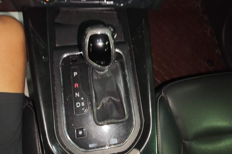 Used Dongfeng Fengon S560 2018 1.8L CVT Elite Model 7 Seats Gear Lever