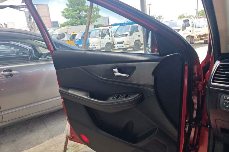 Used Dongfeng Fengon S560 2018 1.8L Manual Comfort 7-Seater Interior 4