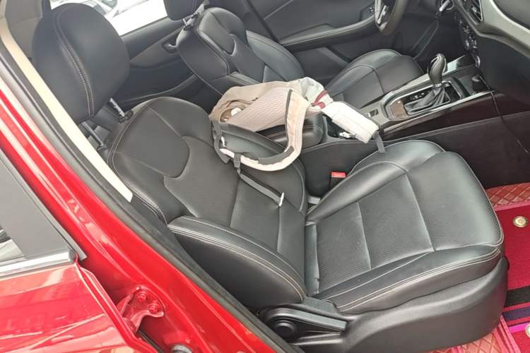 Used Dongfeng Fengon S560 2018 1.8L CVT Elite Model 7 Seats Right Front Seat