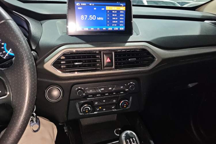 Used Dongfeng Fengon S560 2018 1.8L Manual Comfort 5-Seater China V Standard Audio And AC Panel