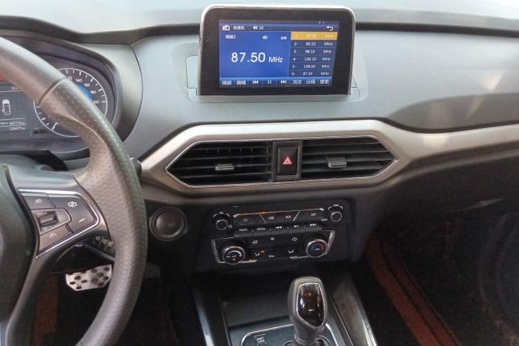 Used Dongfeng Fengon S560 2018 1.8L CVT Elite Model 7 Seats Audio And AC Panel