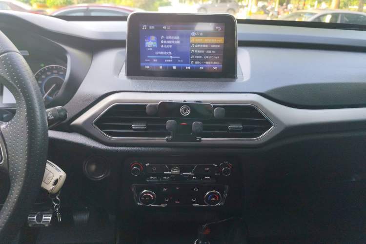 Used Dongfeng Fengon S560 2018 1.8L Manual Urban Model 7 Seats Audio And AC Panel
