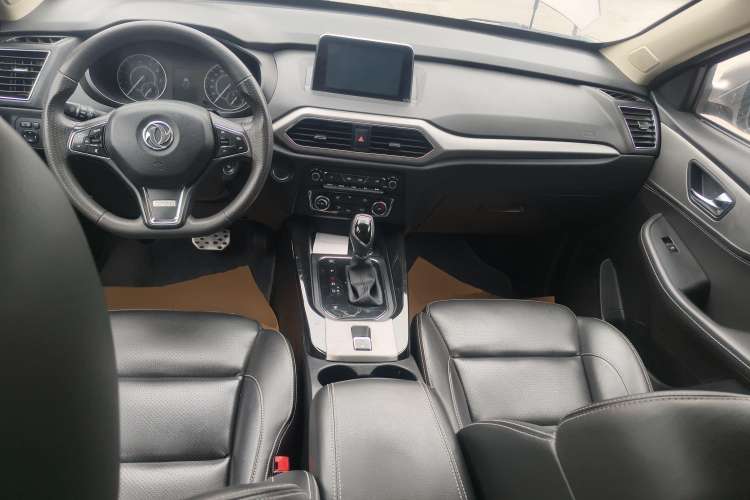 Used Dongfeng Fengon S560 2018 1.8L CVT Elite Model 7 Seats Center Console