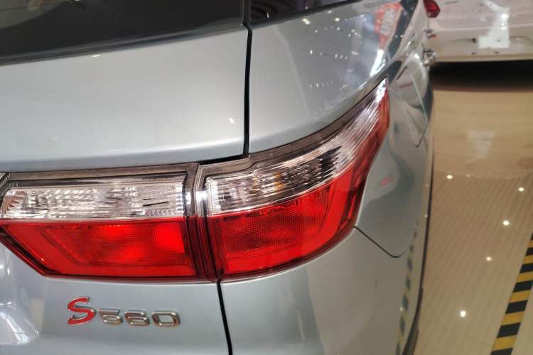 Used Dongfeng Fengon S560 2018 1.8L CVT Urban Model 5 Seats Exterior 6