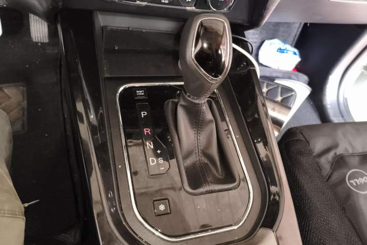 Used Dongfeng Fengon S560 2018 1.8L CVT Smart Connect 7-Seater Gear Lever