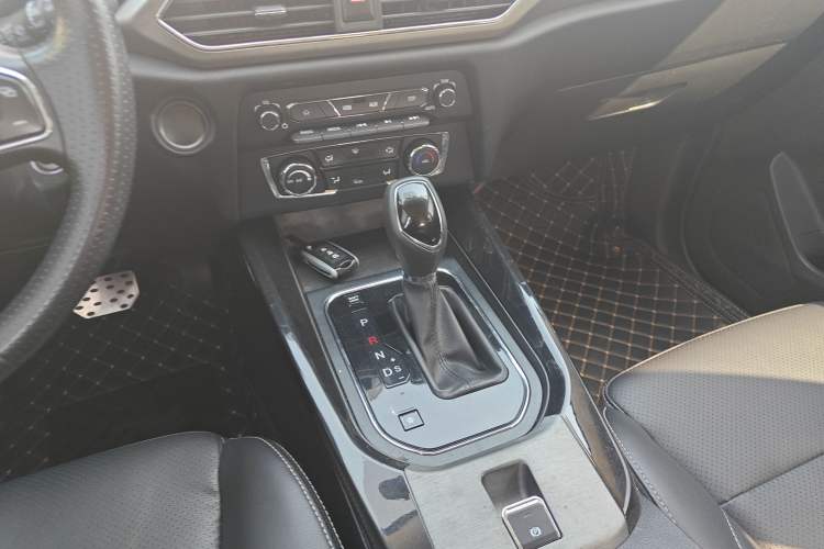 Used Dongfeng Fengon S560 2018 1.8L CVT Elite Model 7 Seats Gear Lever