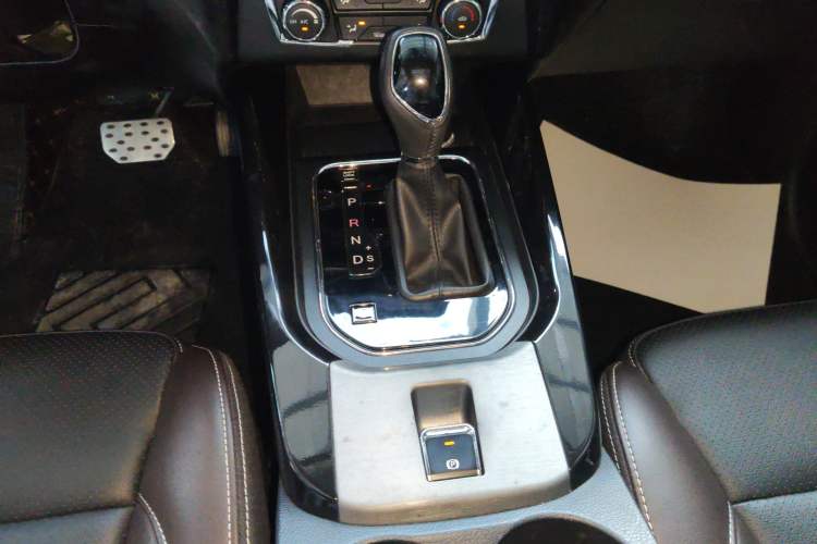 Used Dongfeng Fengon S560 2018 1.8L CVT Smart Connect 7-Seater Gear Lever